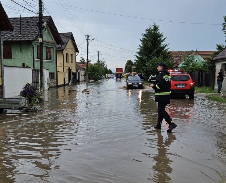 gospodării din sibiu și șura mică, inundate - pompierii intervin pentru a scoate apa din curți