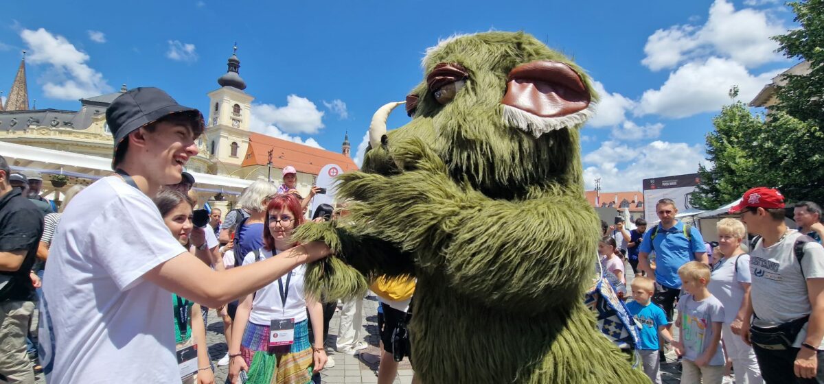 în căutarea memoriilor furate: apel emoționant al unei jurnaliste din sibiu către persoana care i-a luat rucsacul în timp ce făcea fotografii la fits