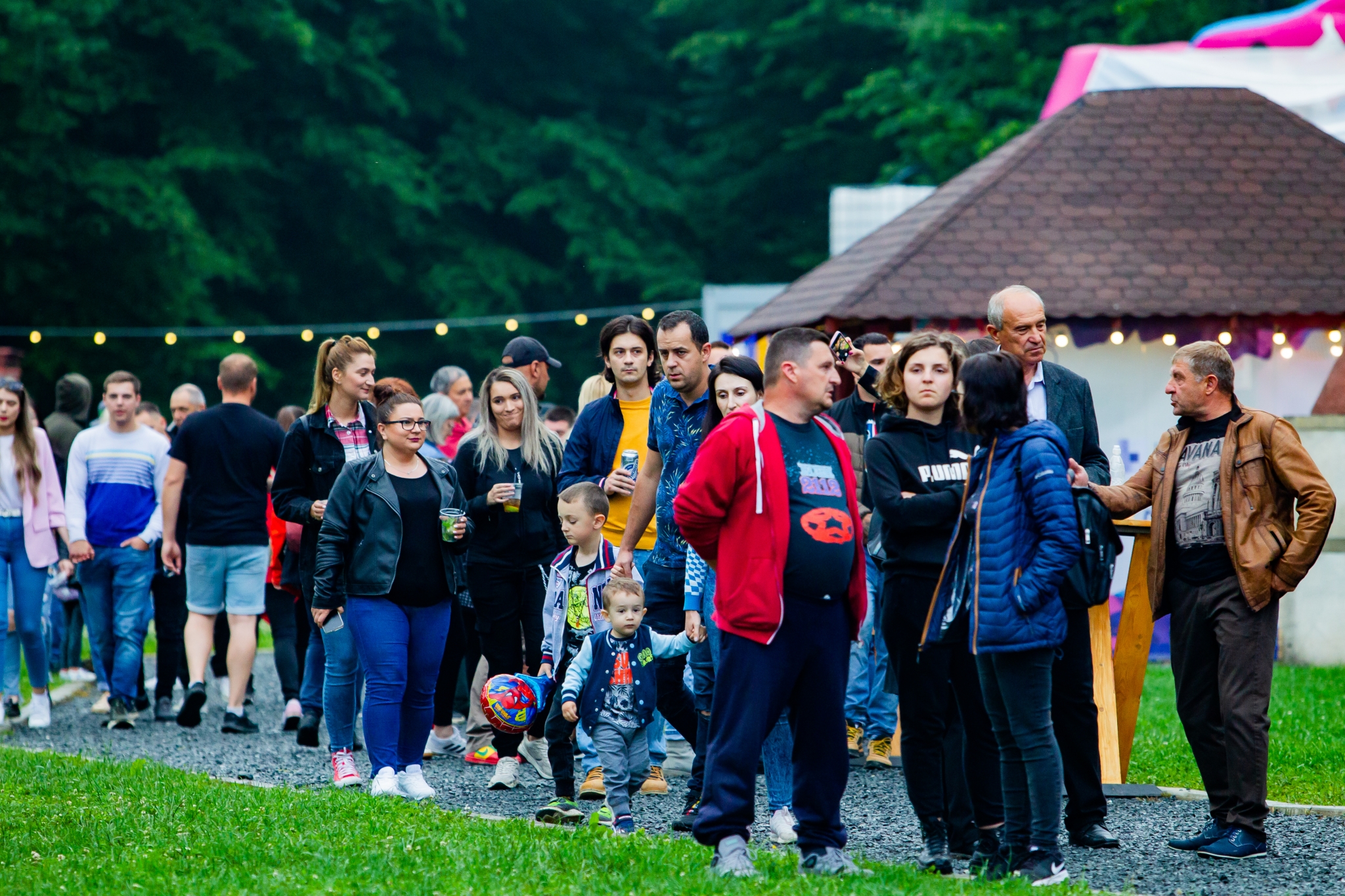 FOTO: Prima zi la I Love Șopa - Macanache, Bitză și Bruja au făcut atmosferă - Sâmbătă urcă pe scenă Delia, Mira și Ami - Se deschide o parcare suplimentară