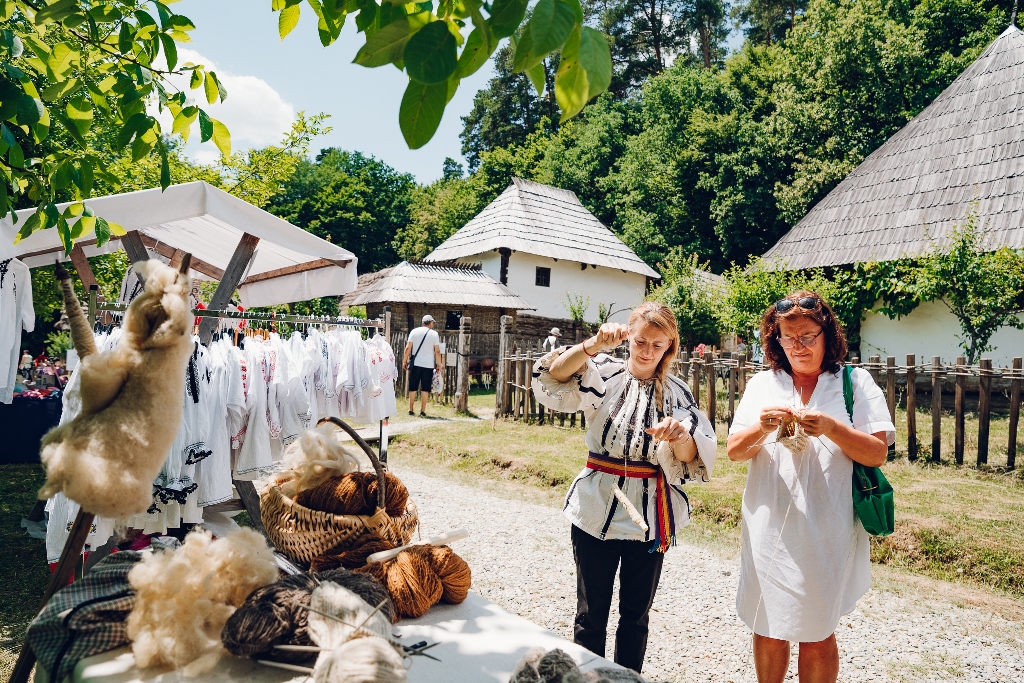 weekend de neratat la sibiu - începe festivalul internațional de teatru, avem petreceri la backyard și ziua iei se sărbătorește la muzeul astra