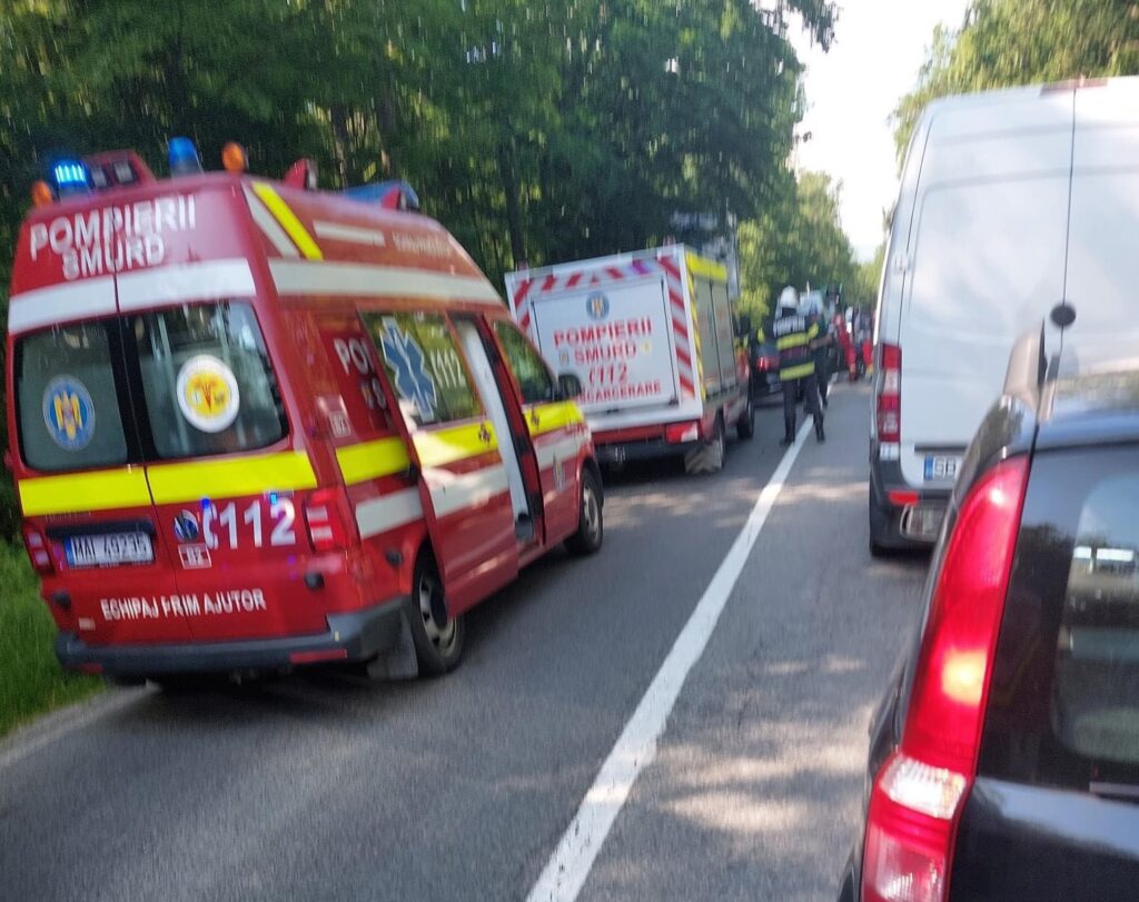 foto accident grav cu cel puțin trei morți la ieșire din sibiu - trafic blocat total la intersecția dintre cisnădioara și drumul către rășinari