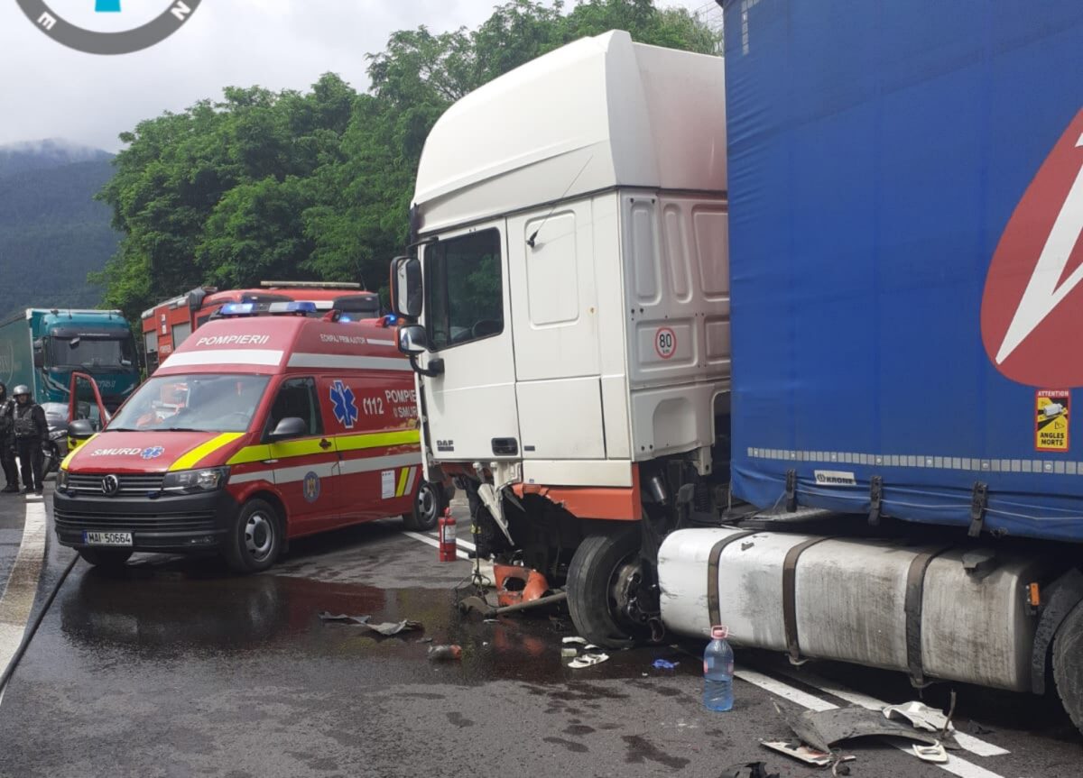 UPDATE FOTO: Accident între un TIR și o mașină pe Valea Oltului la Racovița - Traficul este blocat