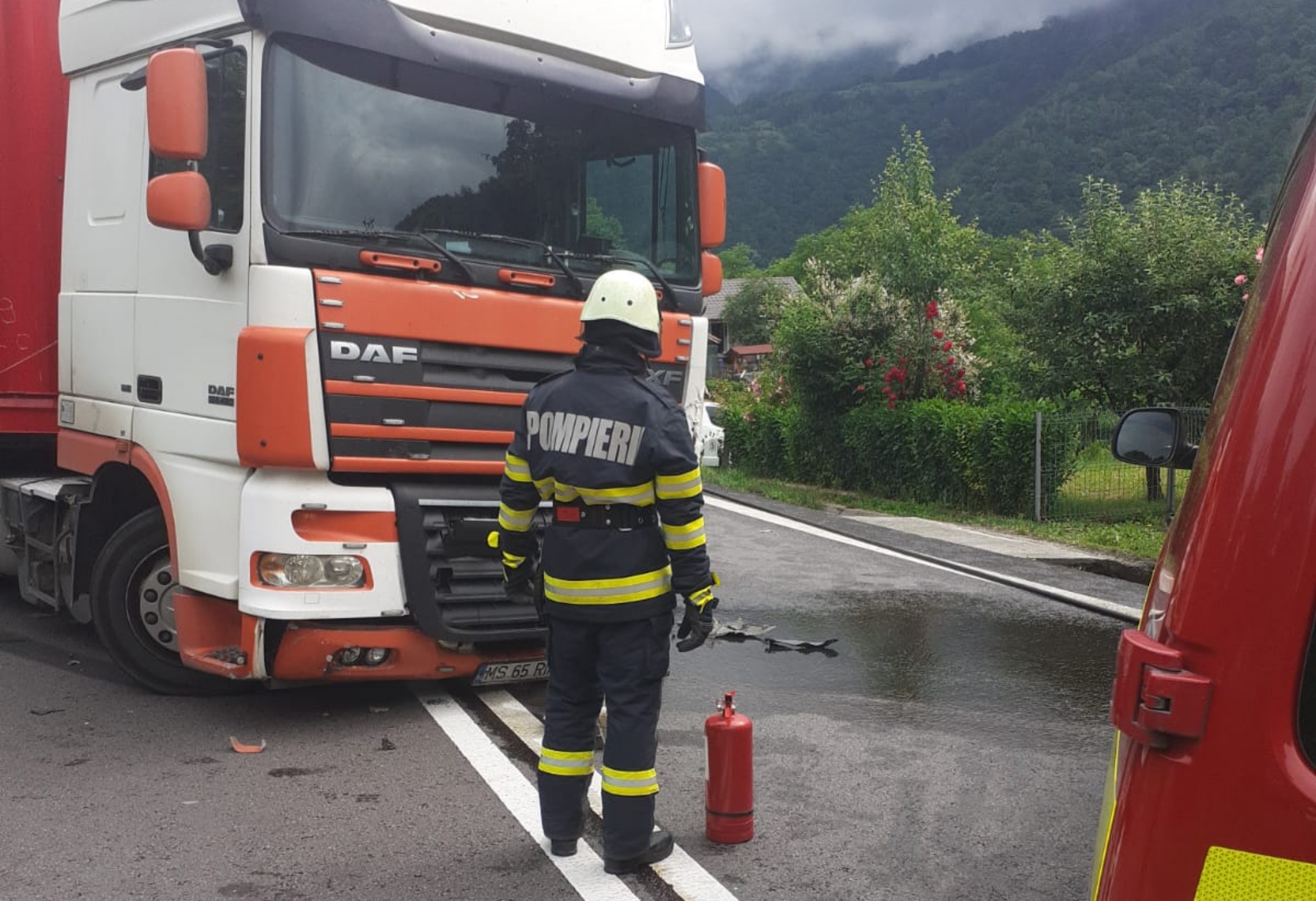 UPDATE FOTO: Accident între un TIR și o mașină pe Valea Oltului la Racovița - Traficul este blocat