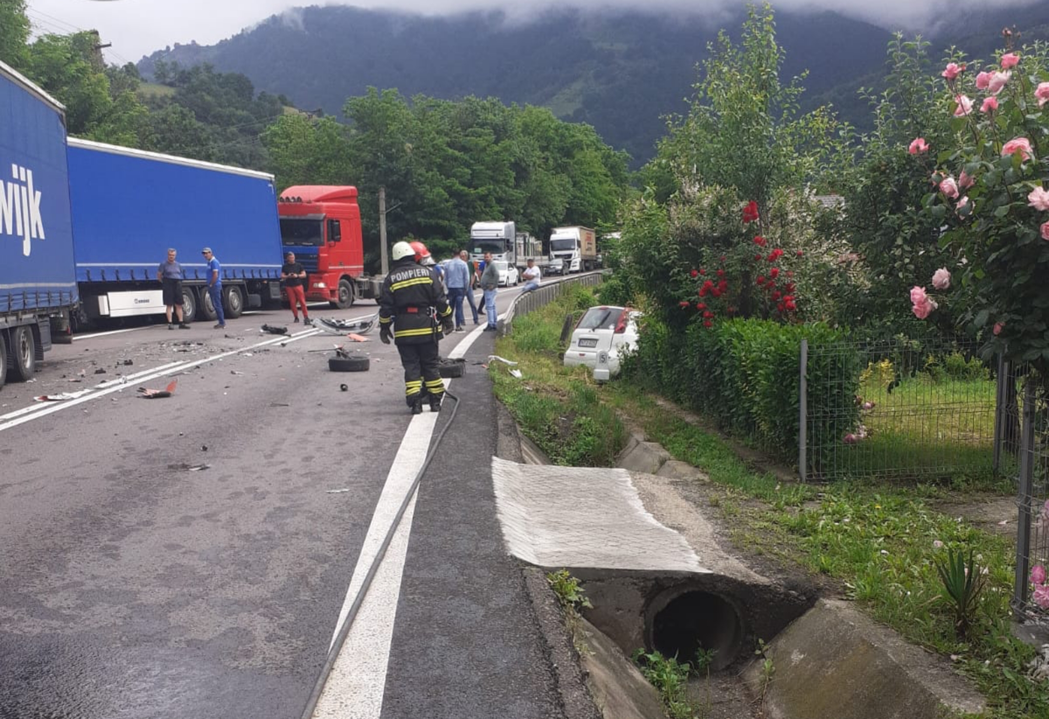 UPDATE FOTO: Accident între un TIR și o mașină pe Valea Oltului la Racovița - Traficul este blocat