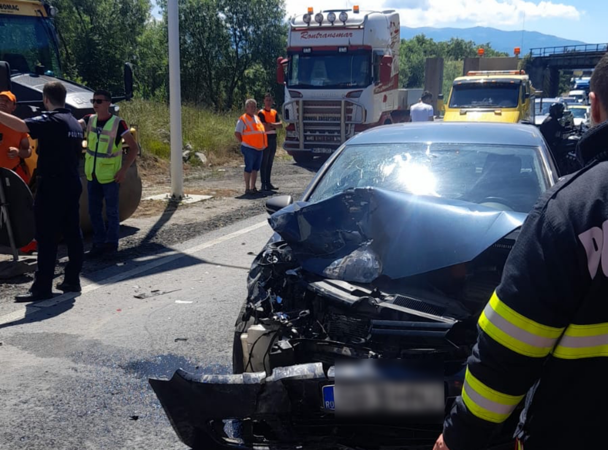 update video foto: accident în giratoriu la veștem - doi bărbați răniți, transportați la spital