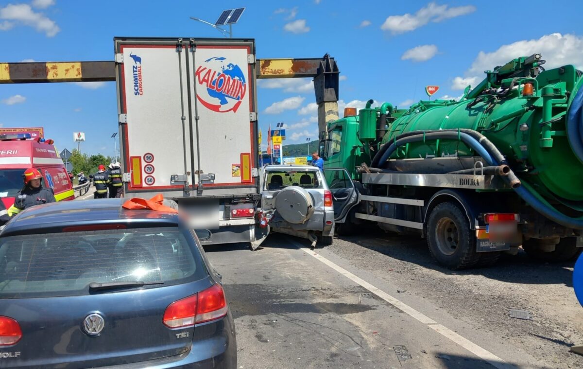 update video foto: accident în giratoriu la veștem - doi bărbați răniți, transportați la spital