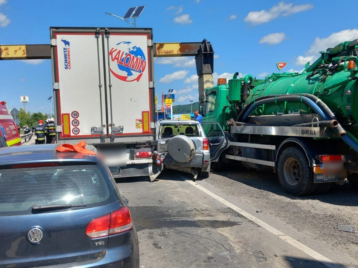 update video foto: accident în giratoriu la veștem - doi bărbați răniți, transportați la spital