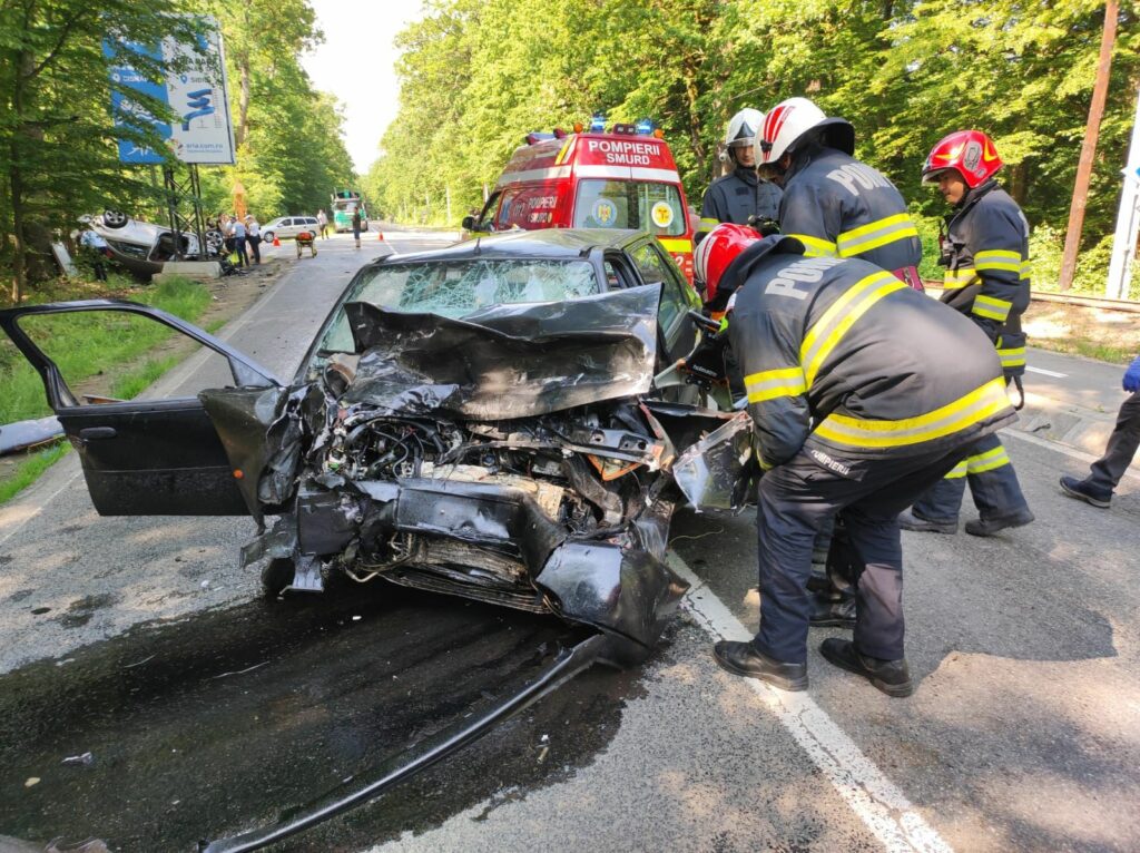 foto accident grav cu cel puțin trei morți la ieșire din sibiu - trafic blocat total la intersecția dintre cisnădioara și drumul către rășinari