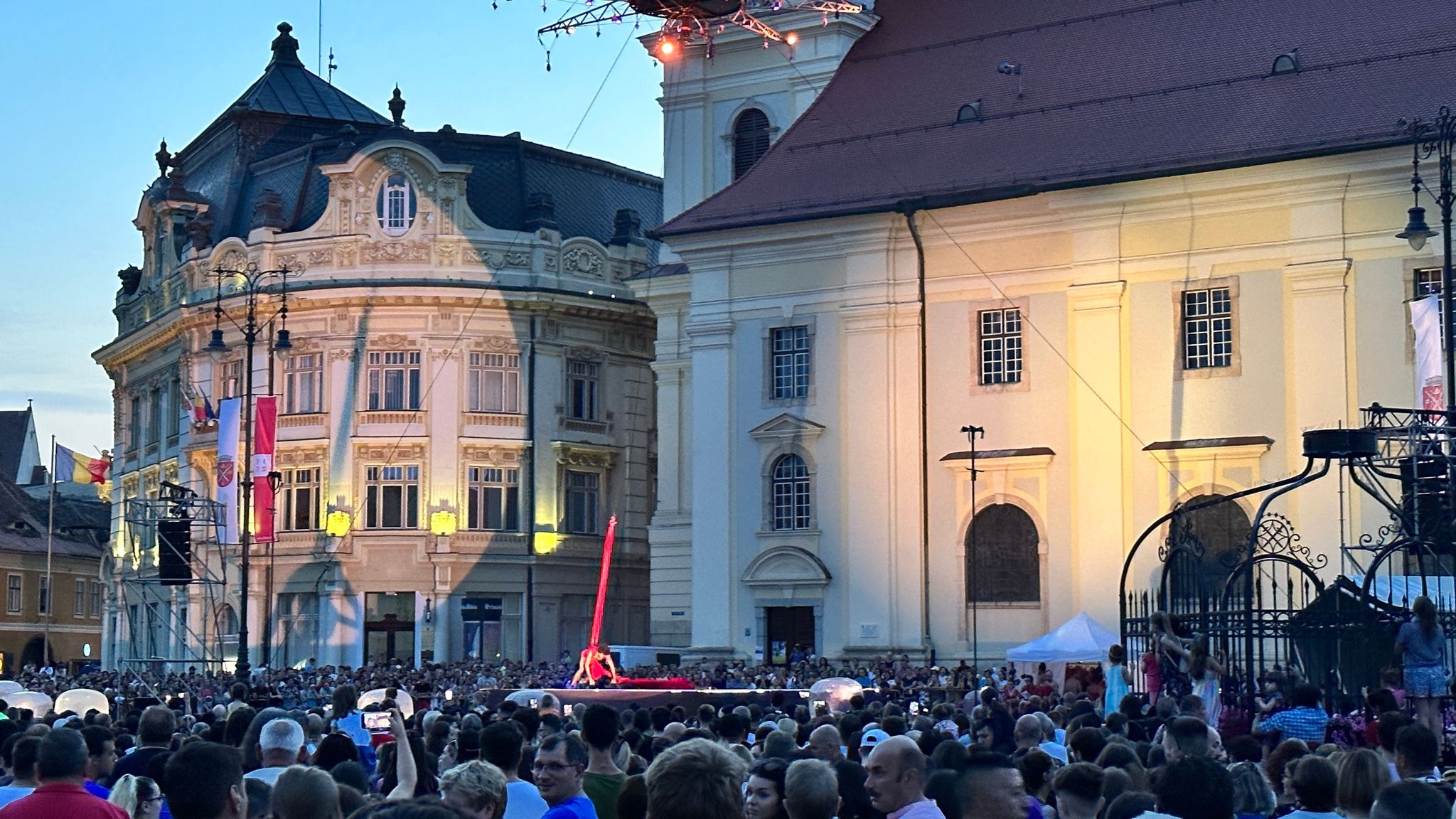 VIDEO FOTO: A început FITS - Spectacol cu drone la prima zi de festival - „Cod roșu de acrobații” în Piața Mare