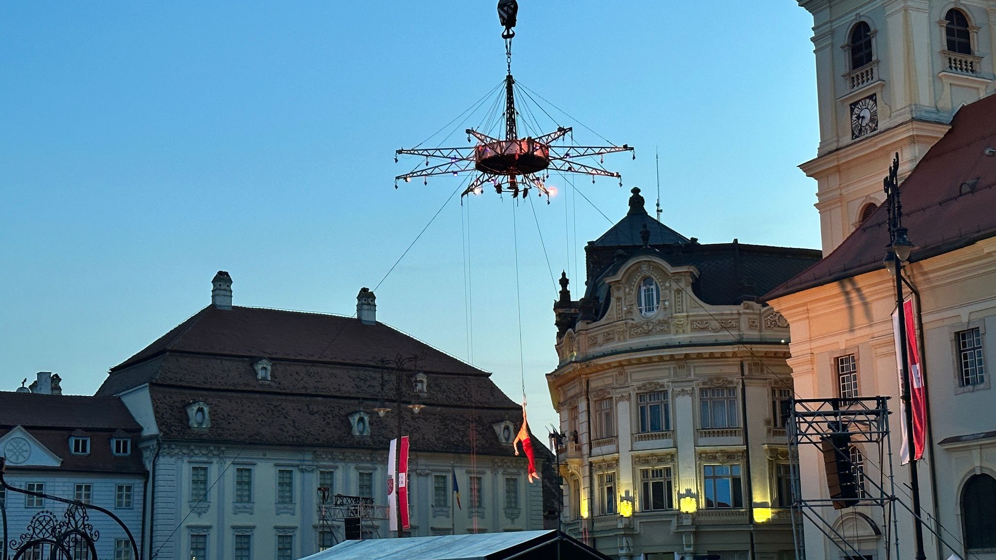 VIDEO FOTO: A început FITS - Spectacol cu drone la prima zi de festival - „Cod roșu de acrobații” în Piața Mare