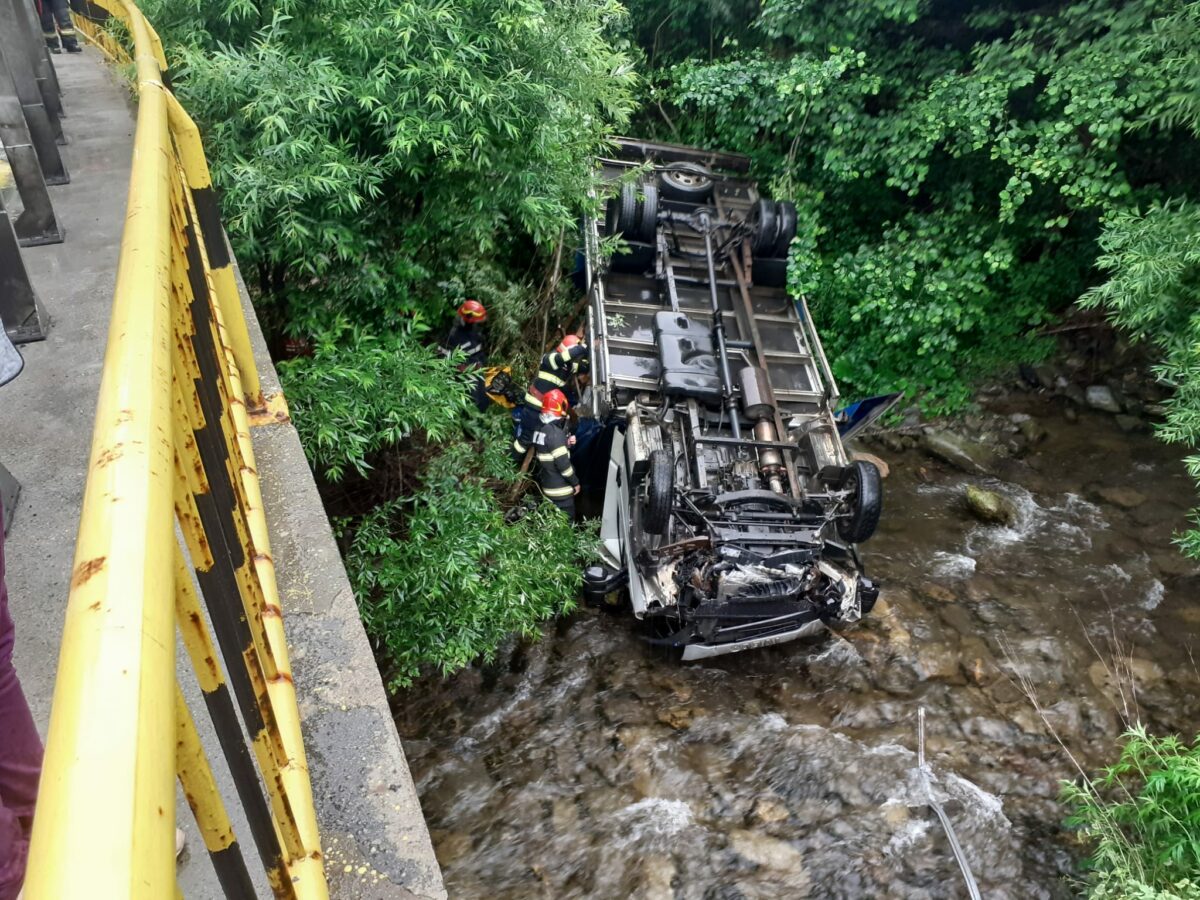 FOTO: Un camion s-a răsturnat într-un pârâu pe Valea Oltului - Șoferul era beat