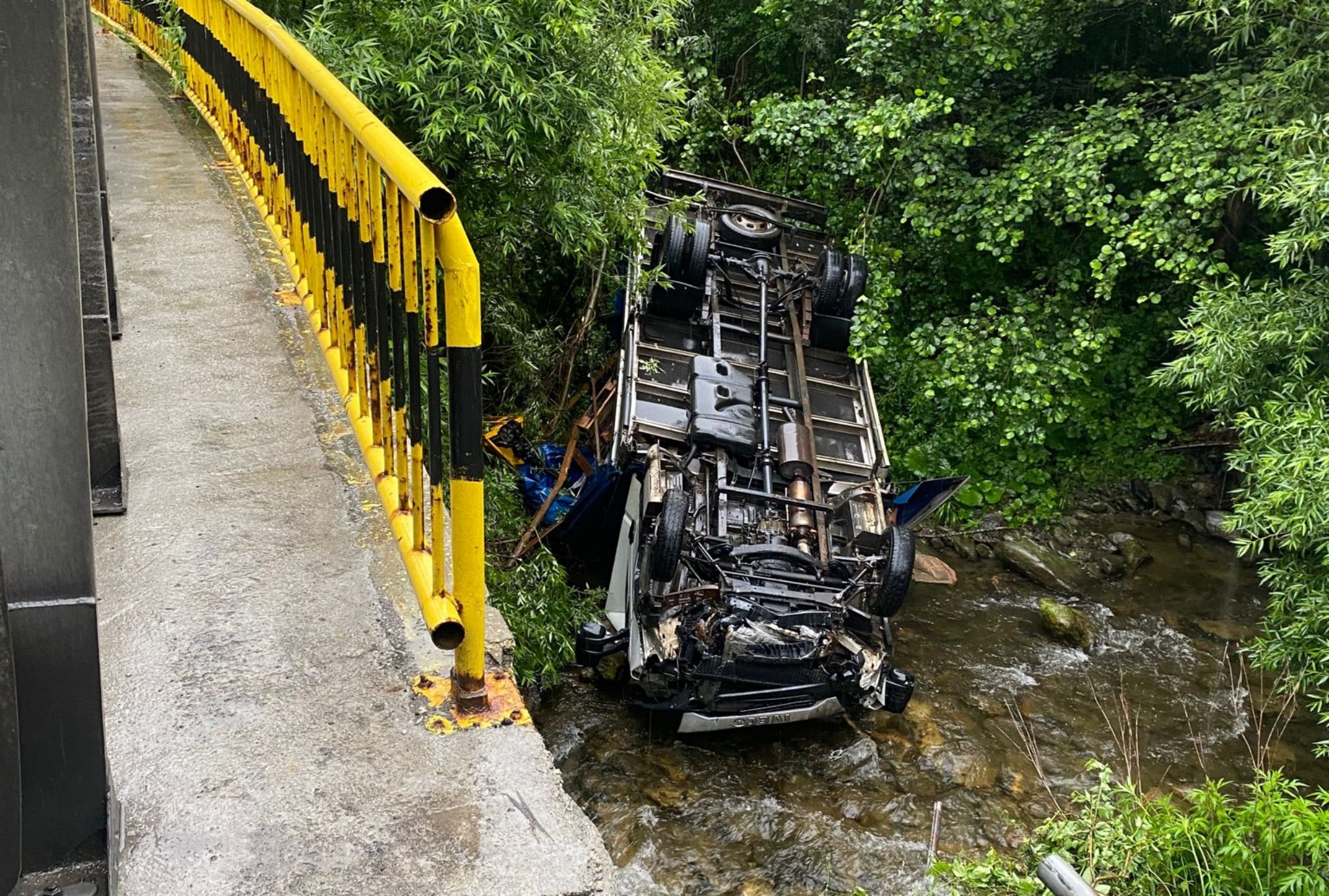 FOTO: Un camion s-a răsturnat într-un pârâu pe Valea Oltului - Șoferul era beat