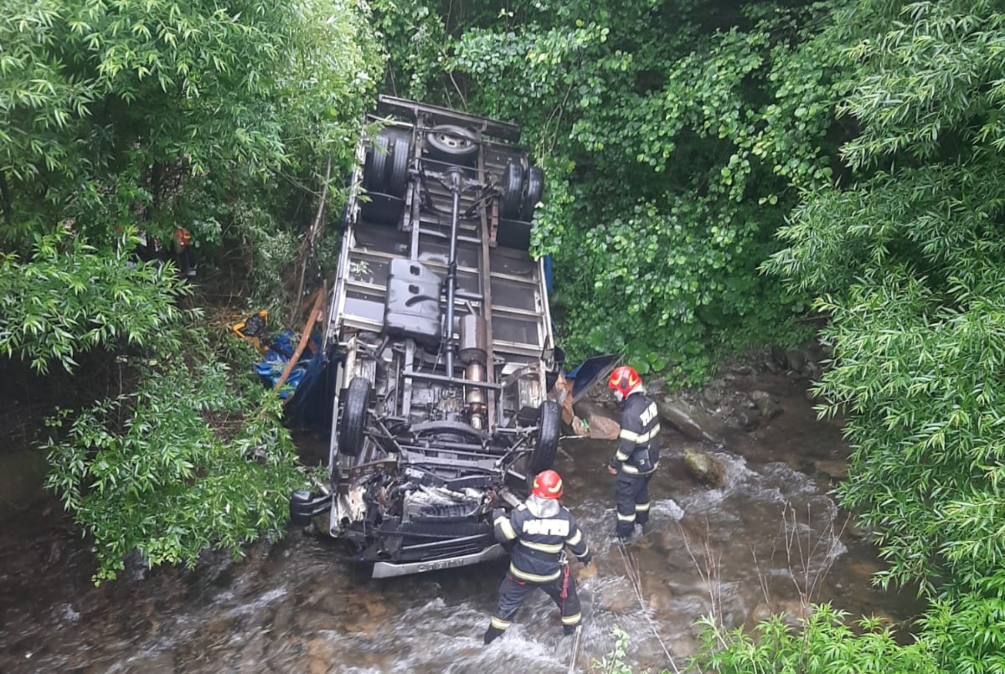 FOTO: Un camion s-a răsturnat într-un pârâu pe Valea Oltului - Șoferul era beat