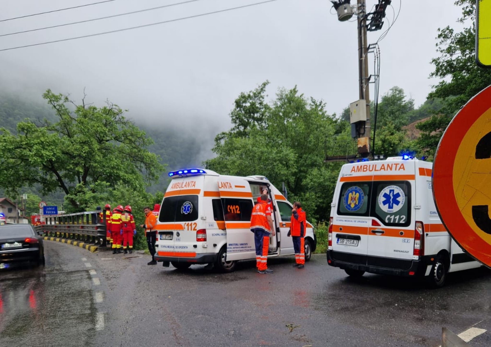 FOTO: Un camion s-a răsturnat într-un pârâu pe Valea Oltului - Șoferul era beat