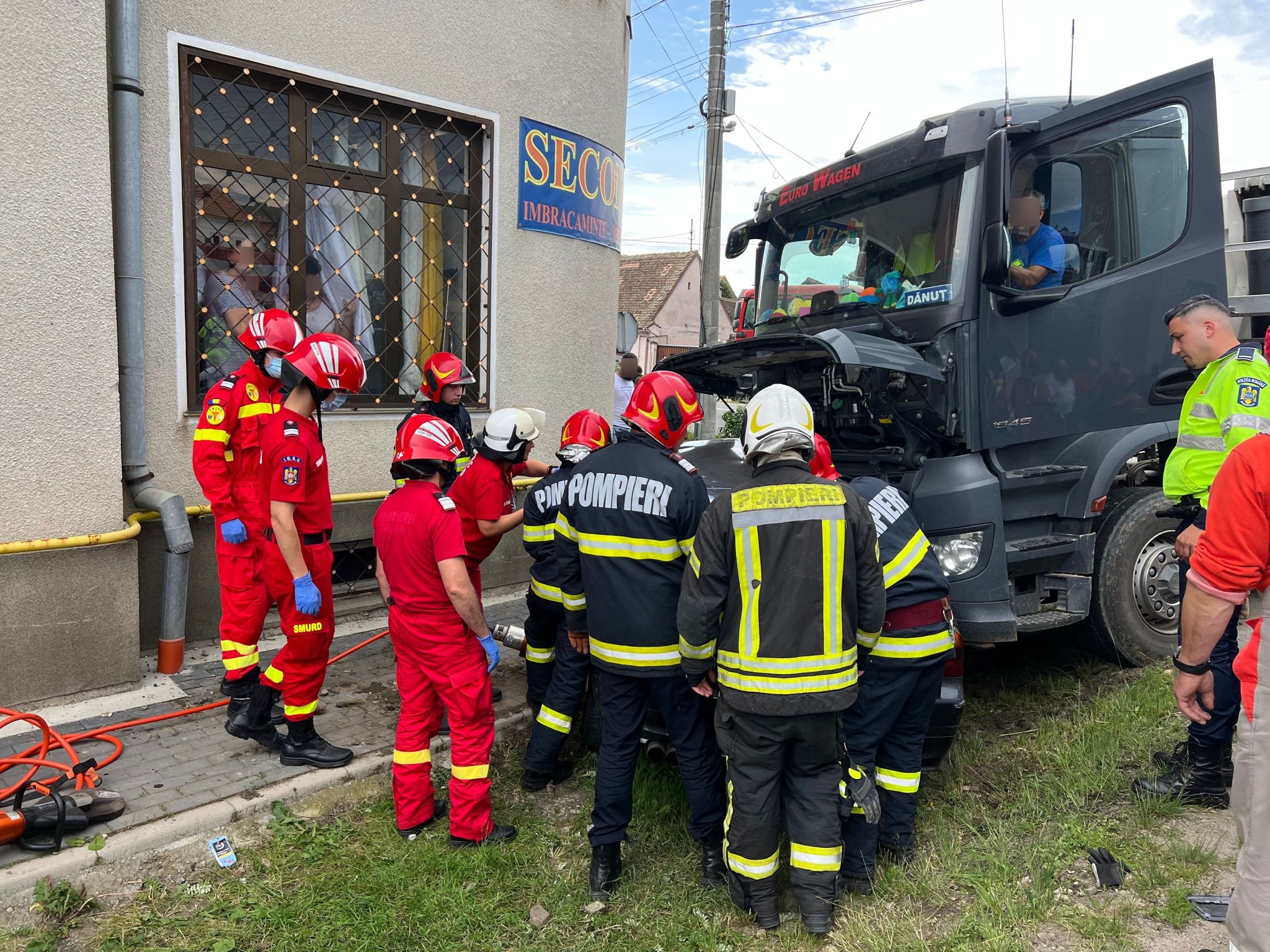 update foto: accident grav între o mașină și o basculantă în cristian - două persoane încarcerate