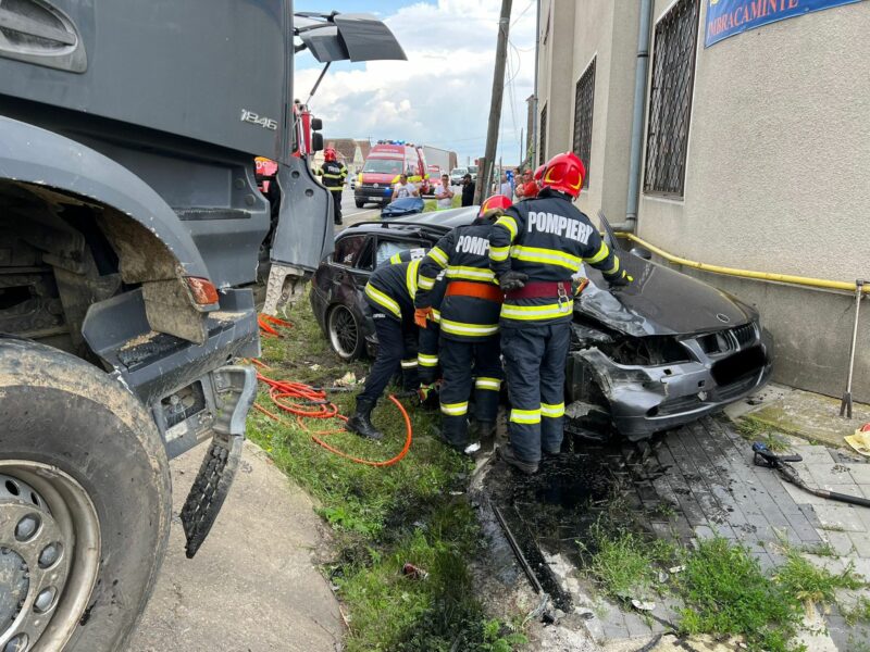 update foto: accident grav între o mașină și o basculantă în cristian - două persoane încarcerate