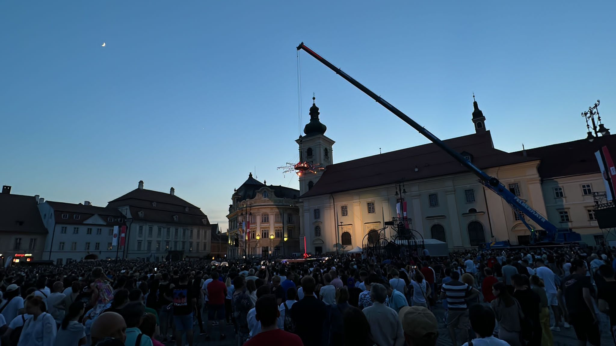 VIDEO FOTO: A început FITS - Spectacol cu drone la prima zi de festival - „Cod roșu de acrobații” în Piața Mare