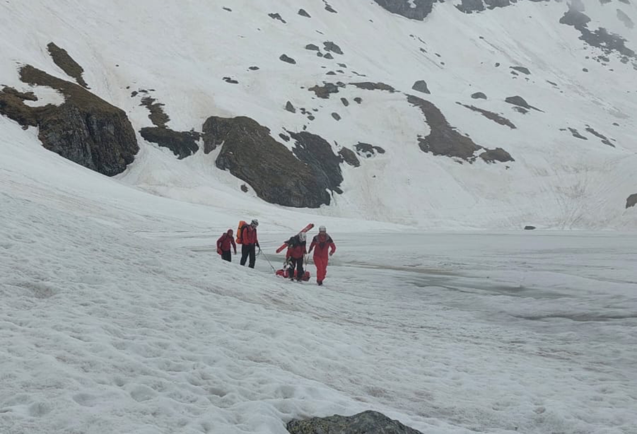 foto: femeie dusă la spital în sibiu după ce a alunecat pe zăpadă la bâlea lac