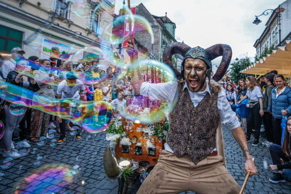 primul weekend din iulie, plin de evenimente - concert voltaj, spectacole la fits, dirty nano la backyard și zilele hungarikum la muzeul astra