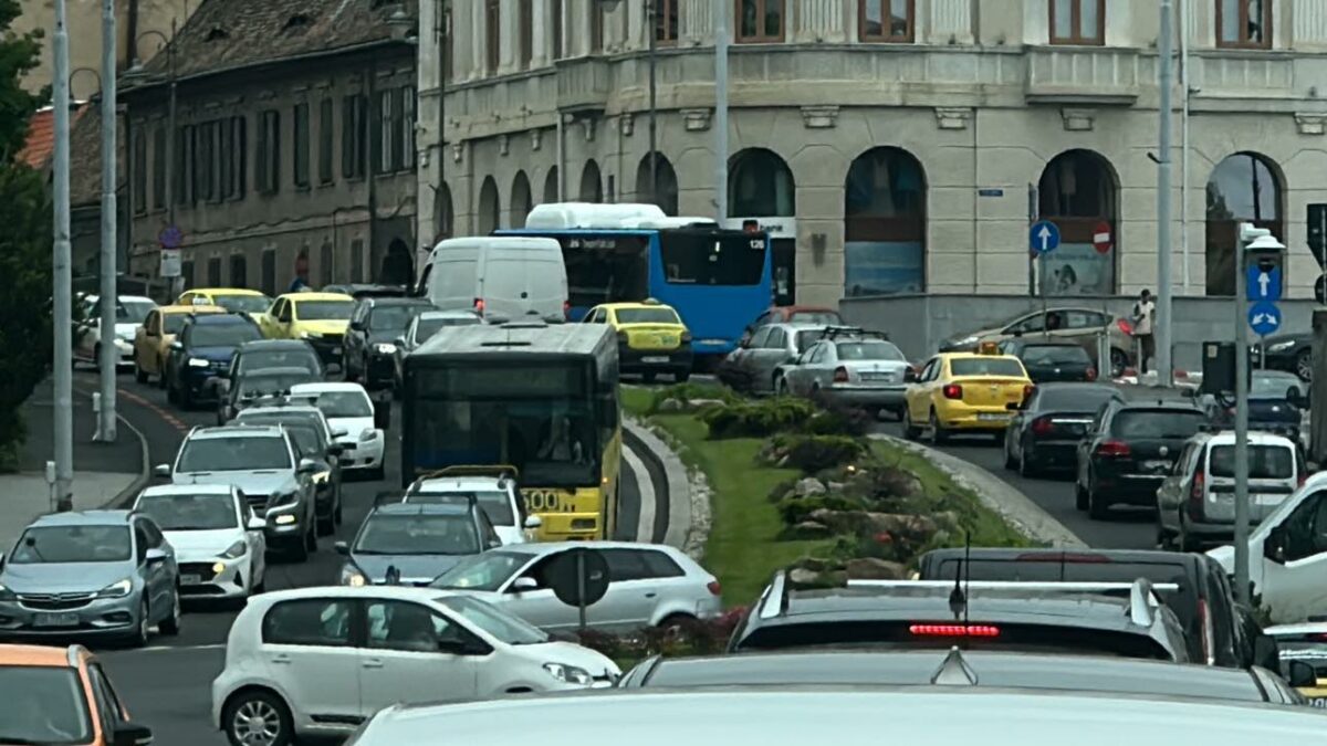 video efectul redeschiderii școlilor din sibiu - trafic „paralizat” în aproape tot orașul