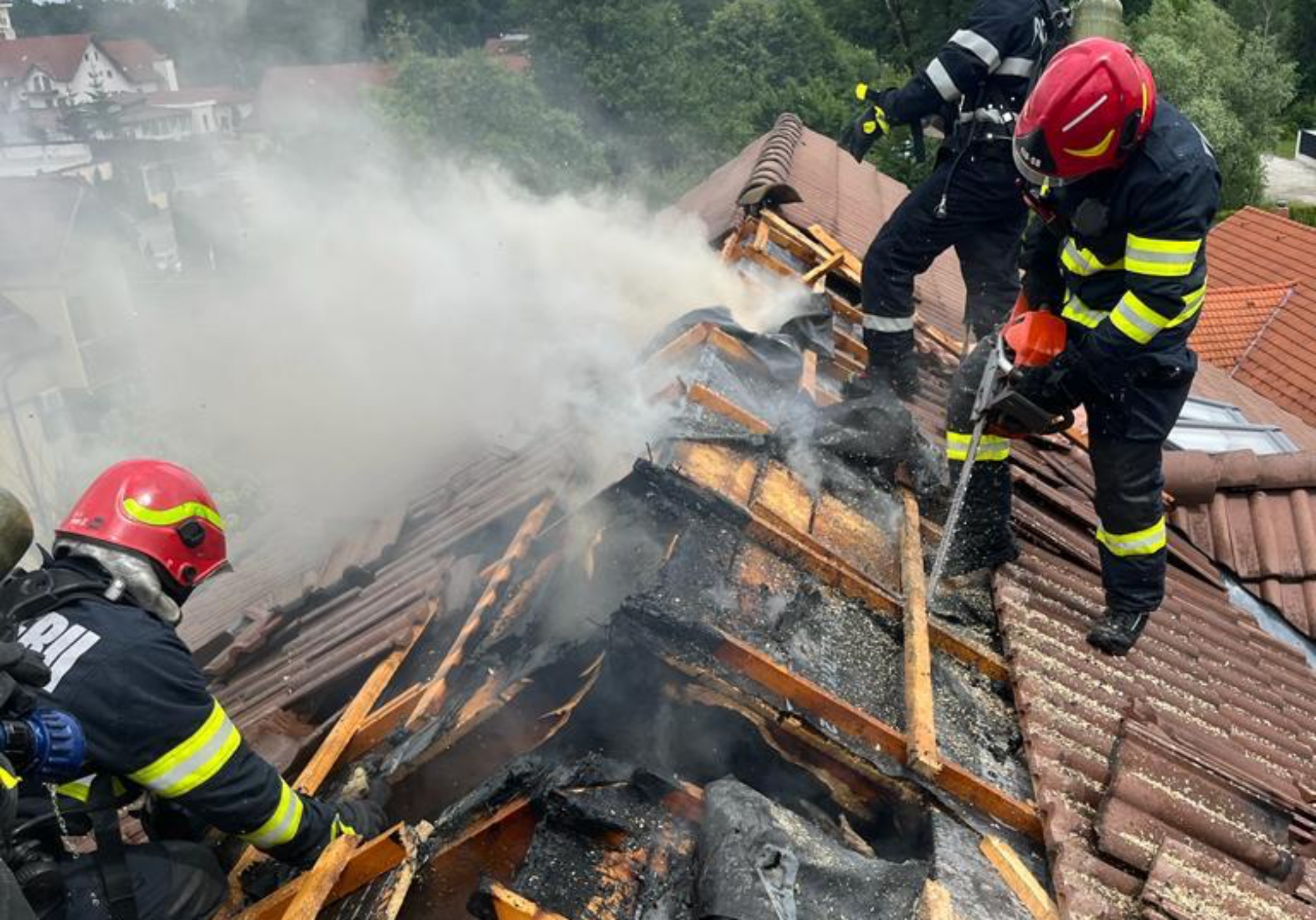 Locuință cuprinsă de flăcări lângă Pădurea Dumbrava din Sibiu - Zece oameni evacuați