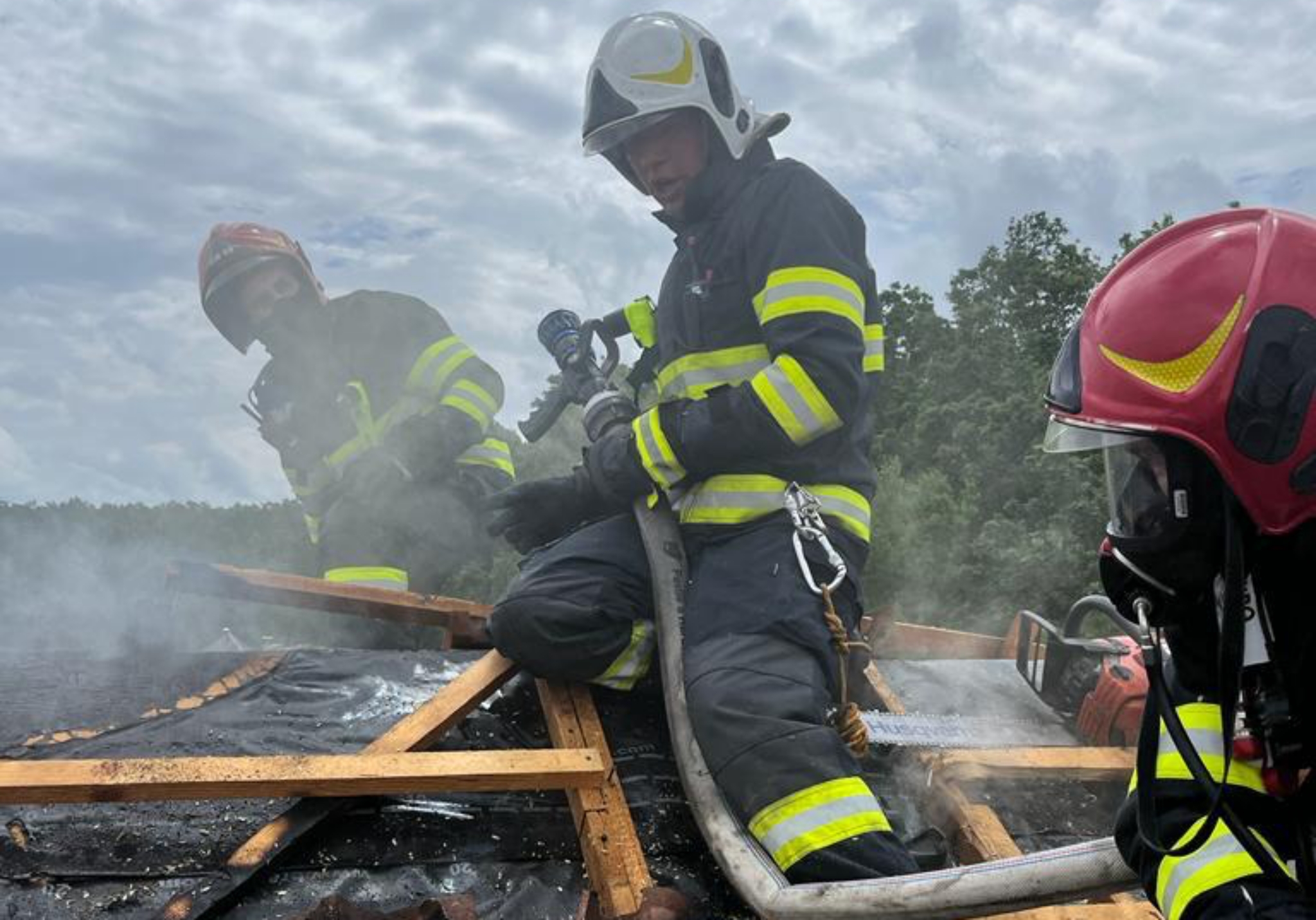 Locuință cuprinsă de flăcări lângă Pădurea Dumbrava din Sibiu - Zece oameni evacuați