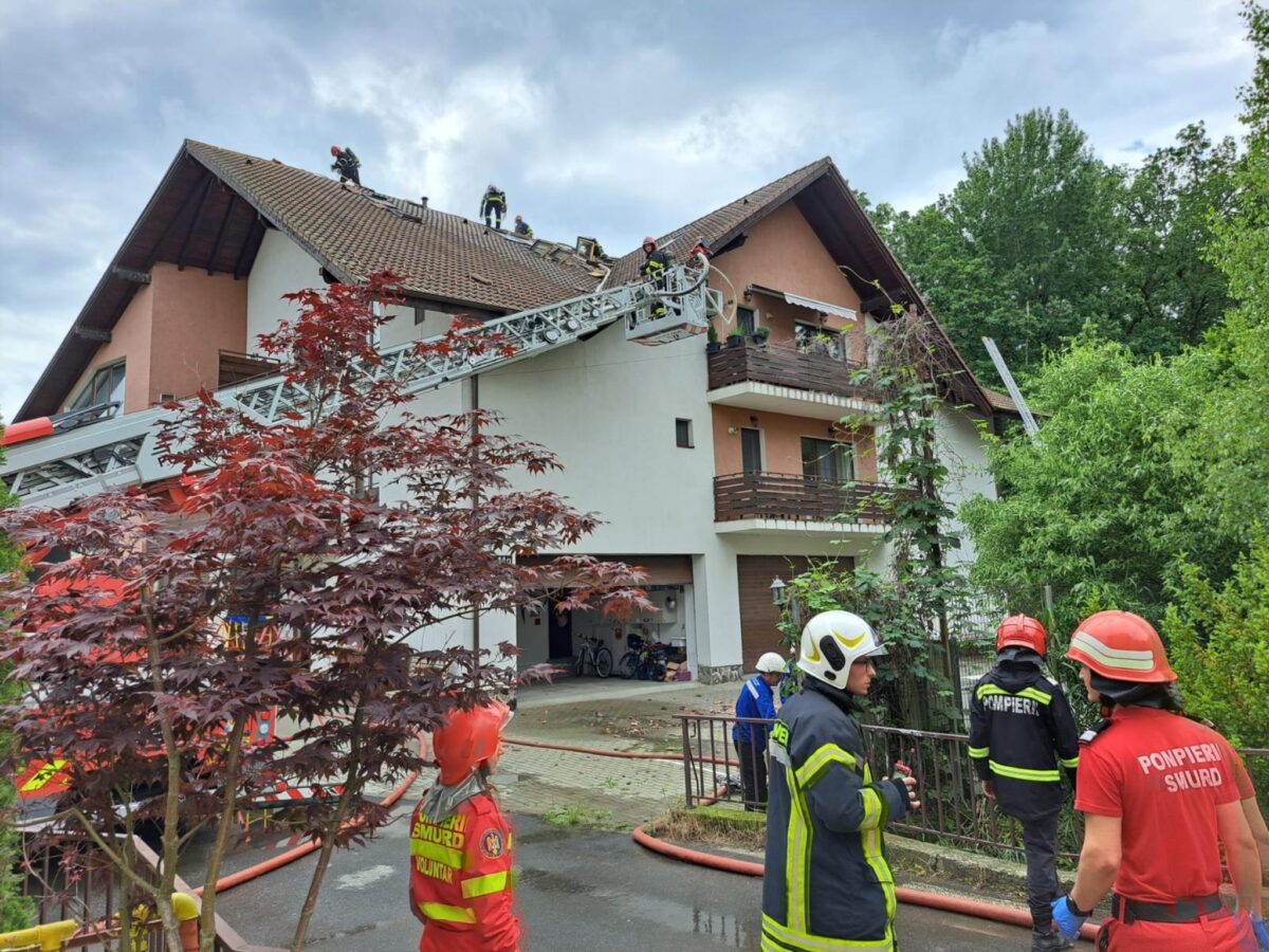 Locuință cuprinsă de flăcări lângă Pădurea Dumbrava din Sibiu - Zece oameni evacuați