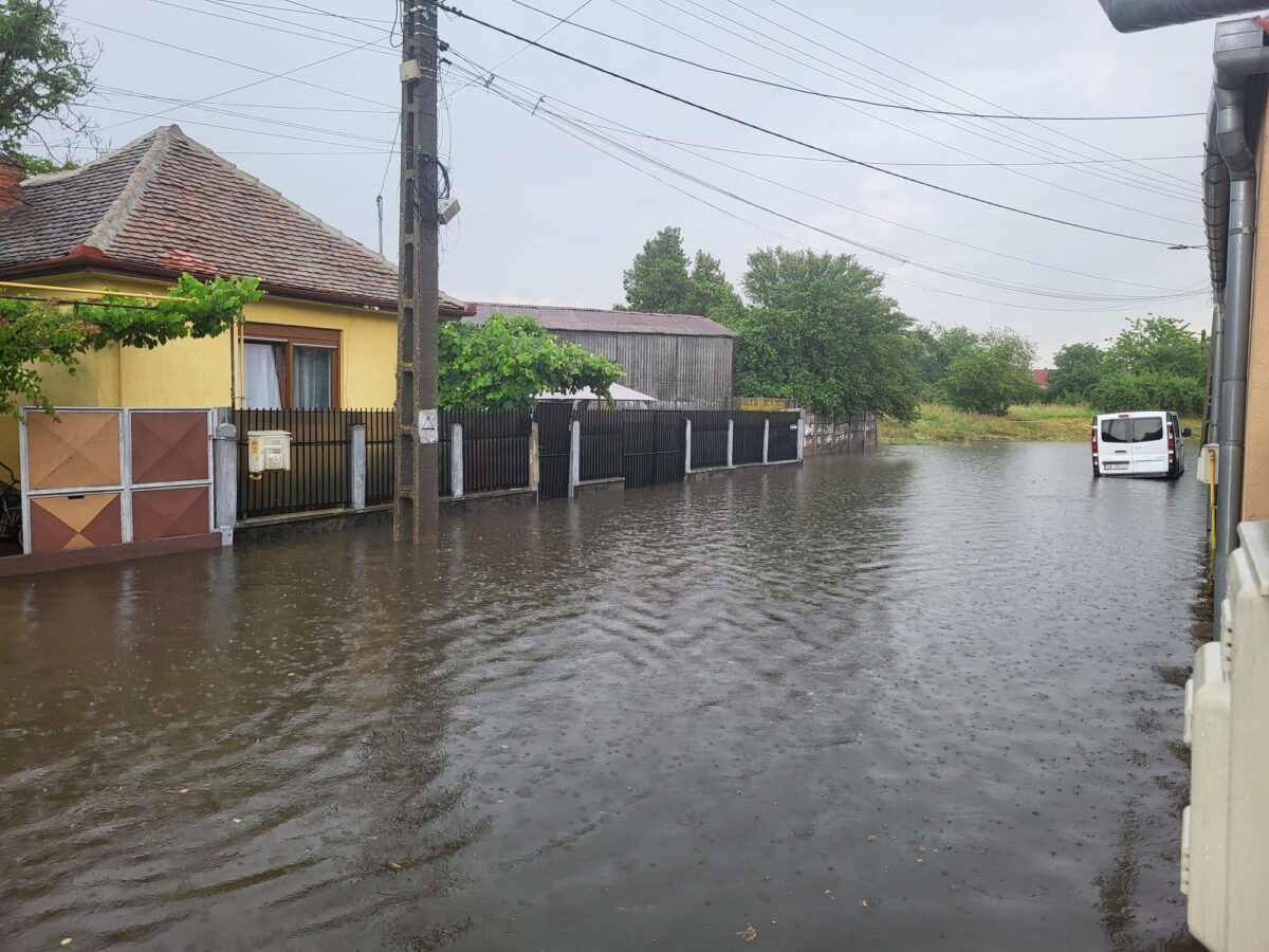 Strada Ion Creangă din Sibiu, inundată - Pompierii au intervenit