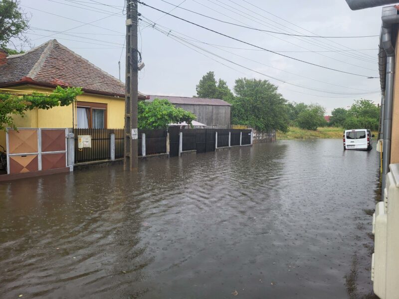 strada ion creangă din sibiu, inundată - pompierii au intervenit