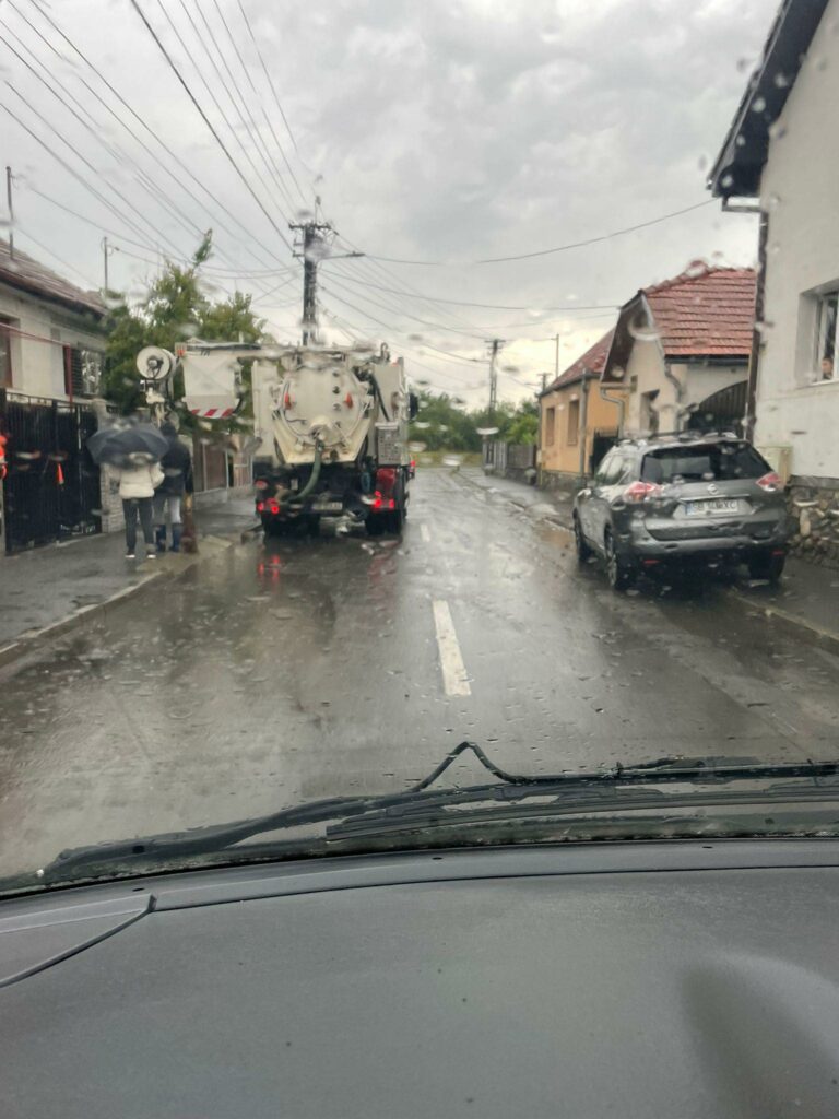 Strada Ion Creangă din Sibiu, inundată - Pompierii au intervenit