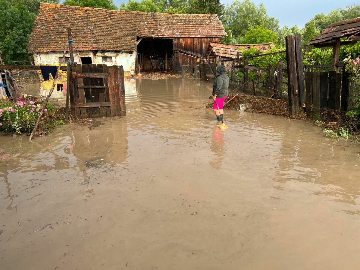 FOTO: Zeci de gospodării afectate de inundații în județul Sibiu