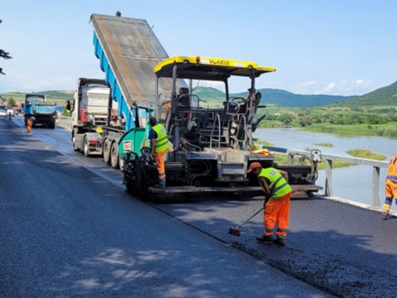 foto: gata cu restricțiile în trafic pe valea oltului la boița - lucrările se reiau la toamnă