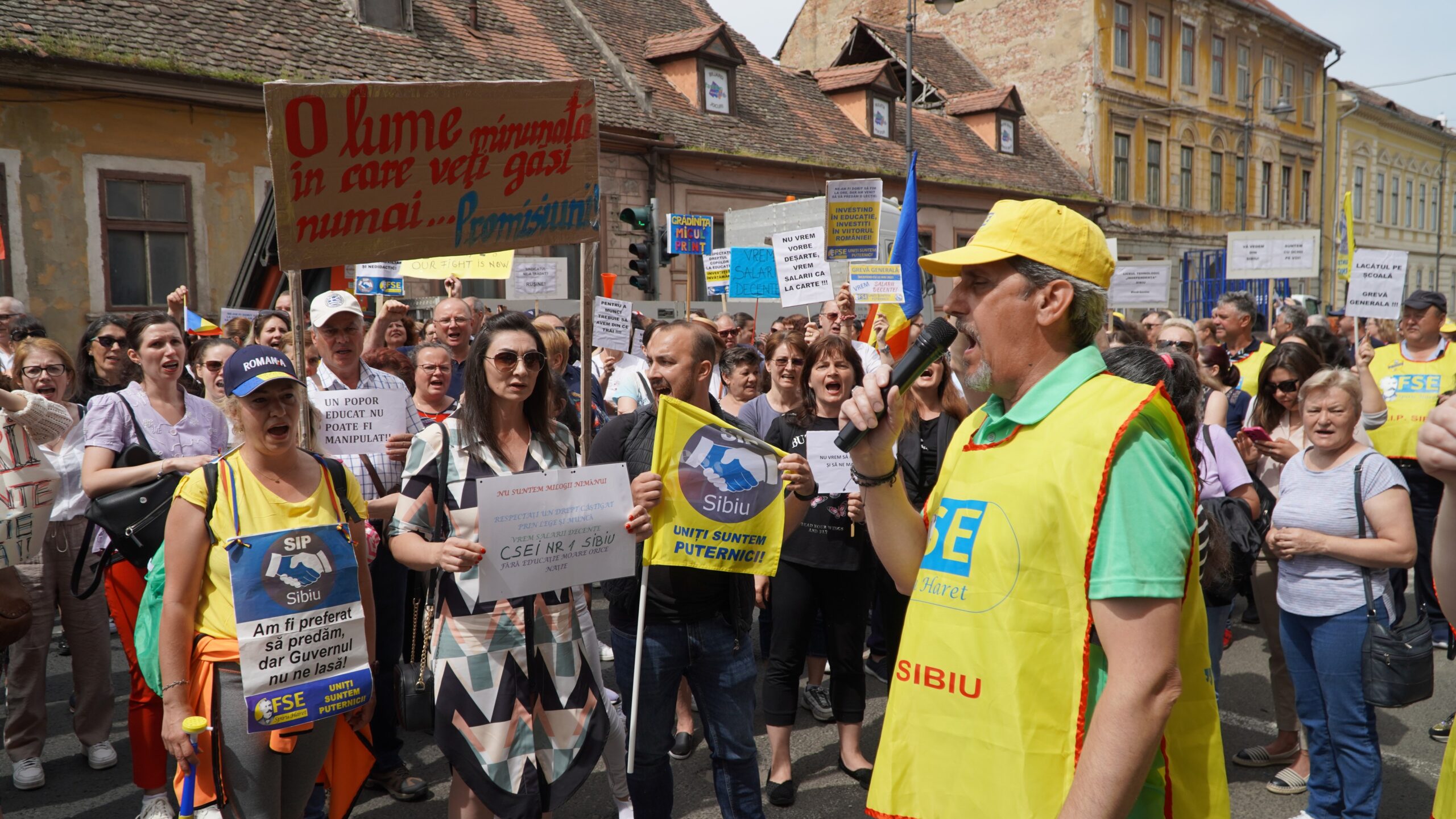 video marș cu mii de cadre didactice la sibiu - candele aprinse pentru educație și strigăte în cor - „am fost păcăliți și mințiți de fiecare dată”