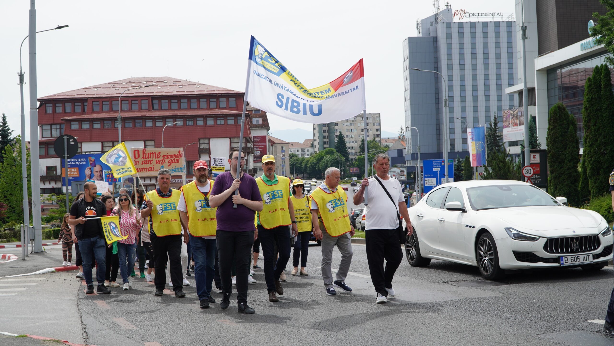 video marș cu mii de cadre didactice la sibiu - candele aprinse pentru educație și strigăte în cor - „am fost păcăliți și mințiți de fiecare dată”