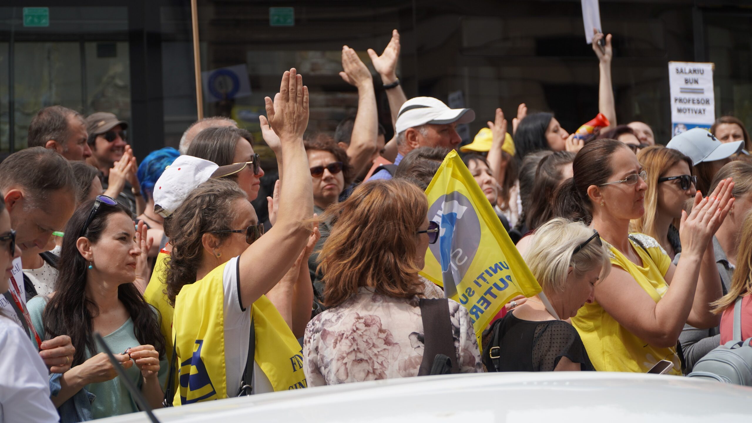 video marș cu mii de cadre didactice la sibiu - candele aprinse pentru educație și strigăte în cor - „am fost păcăliți și mințiți de fiecare dată”