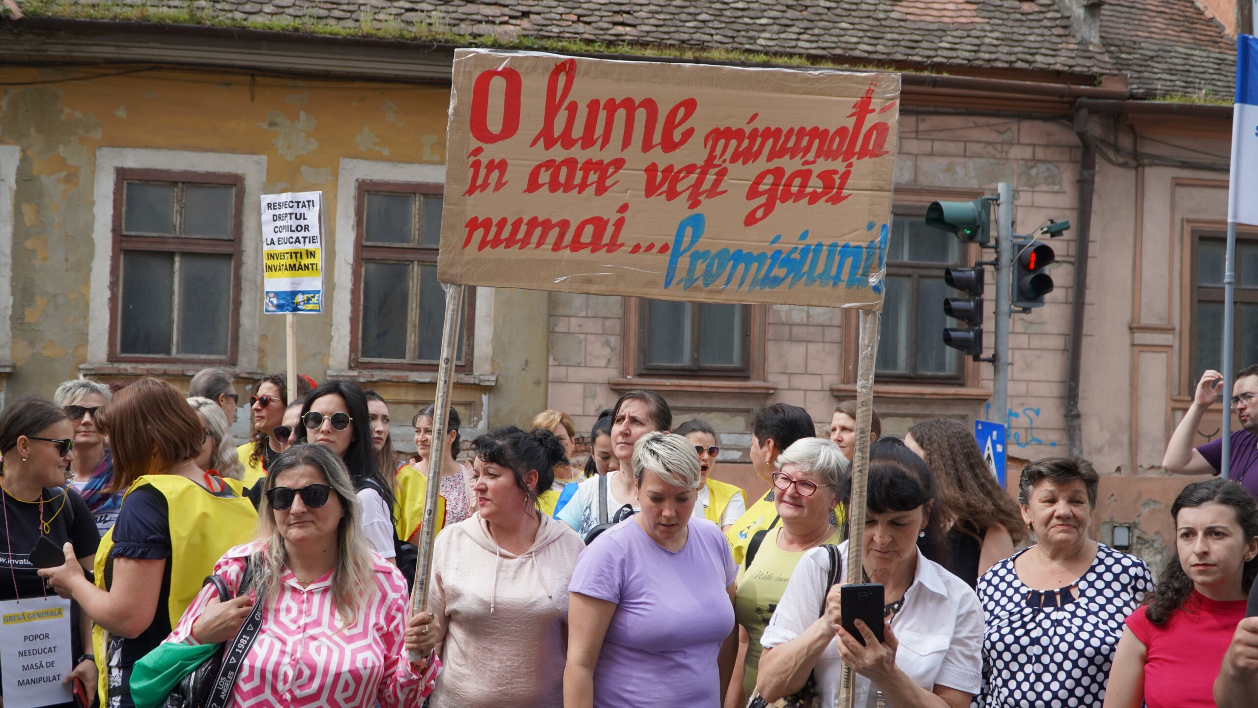 video marș cu mii de cadre didactice la sibiu - candele aprinse pentru educație și strigăte în cor - „am fost păcăliți și mințiți de fiecare dată”