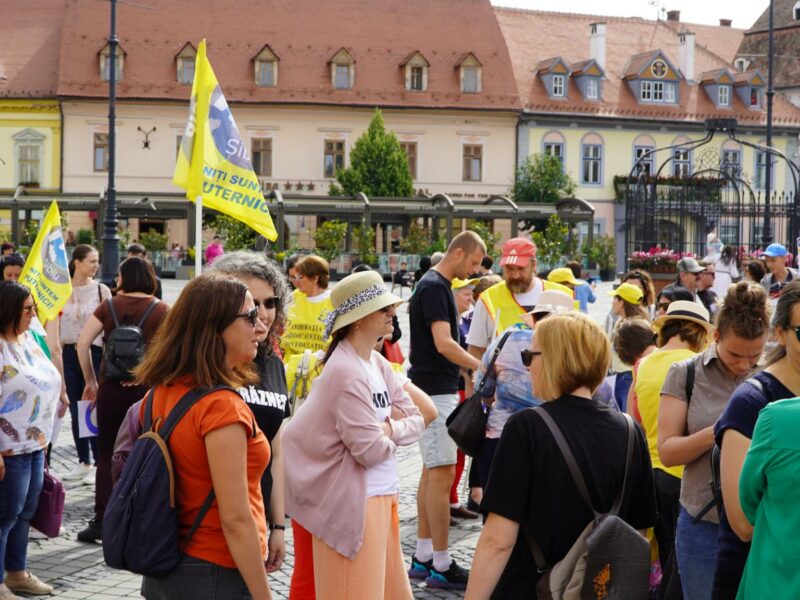 update foto: peste 1.000 de profesori protestează în piața mare - „copiii sunt cei care vor plăti”