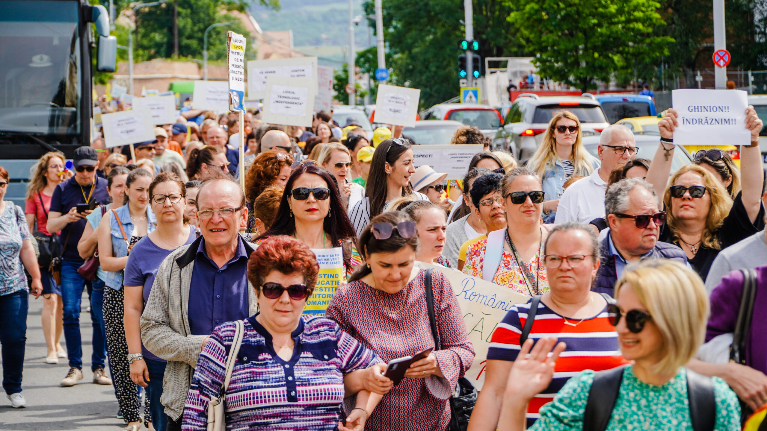 video marș cu mii de cadre didactice la sibiu - candele aprinse pentru educație și strigăte în cor - „am fost păcăliți și mințiți de fiecare dată”