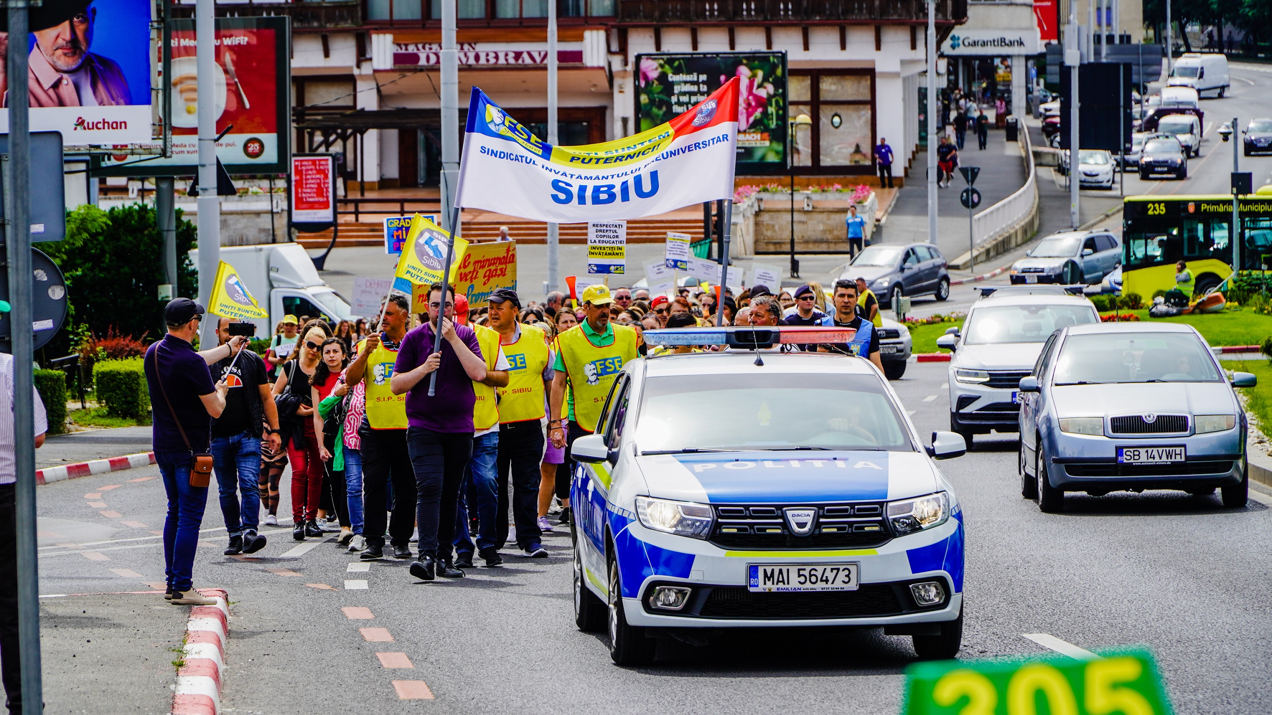 video marș cu mii de cadre didactice la sibiu - candele aprinse pentru educație și strigăte în cor - „am fost păcăliți și mințiți de fiecare dată”