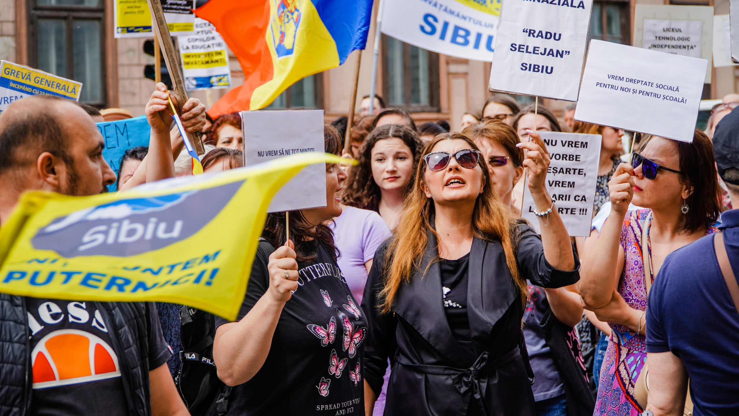 video marș cu mii de cadre didactice la sibiu - candele aprinse pentru educație și strigăte în cor - „am fost păcăliți și mințiți de fiecare dată”