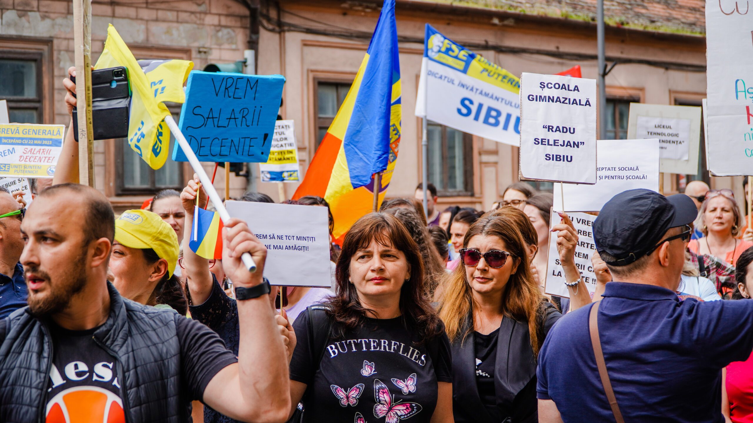 video marș cu mii de cadre didactice la sibiu - candele aprinse pentru educație și strigăte în cor - „am fost păcăliți și mințiți de fiecare dată”