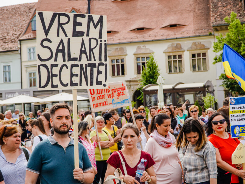 video marș cu mii de cadre didactice la sibiu - candele aprinse pentru educație și strigăte în cor - „am fost păcăliți și mințiți de fiecare dată”