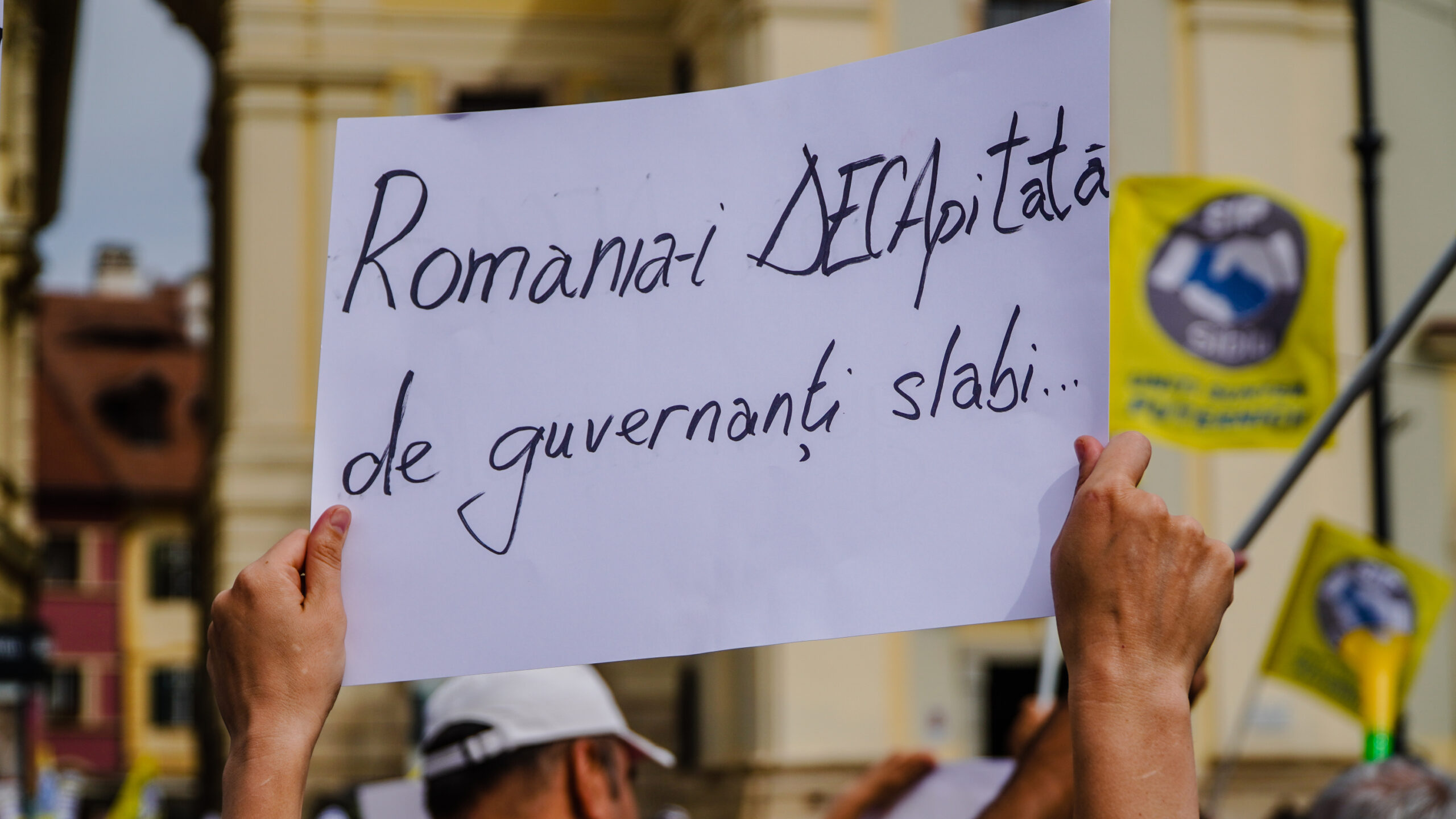 video marș cu mii de cadre didactice la sibiu - candele aprinse pentru educație și strigăte în cor - „am fost păcăliți și mințiți de fiecare dată”