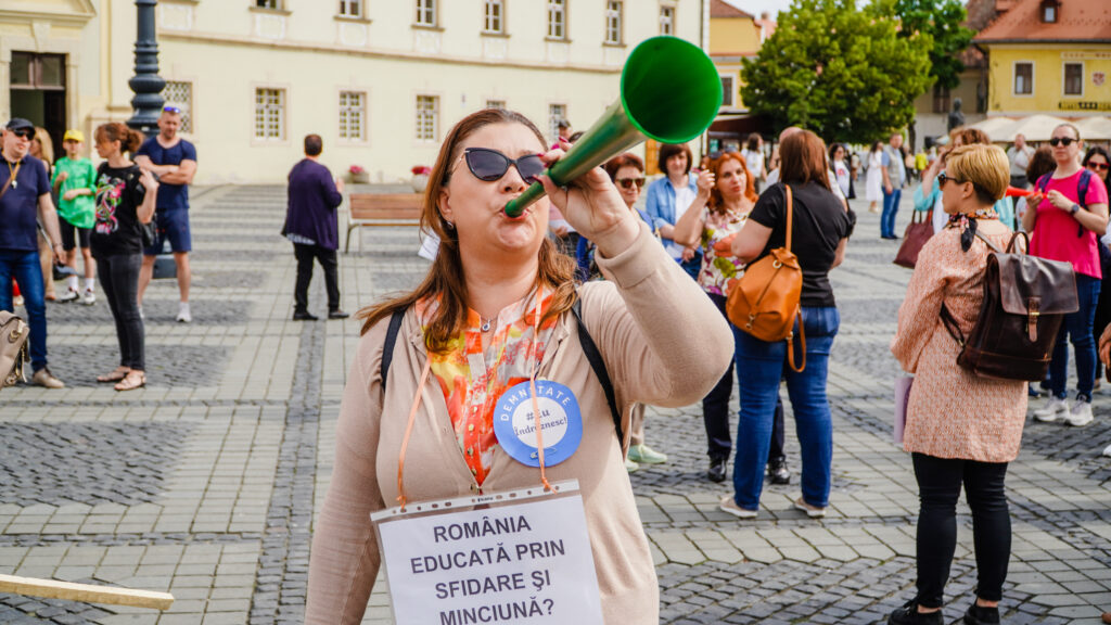 video marș cu mii de cadre didactice la sibiu - candele aprinse pentru educație și strigăte în cor - „am fost păcăliți și mințiți de fiecare dată”