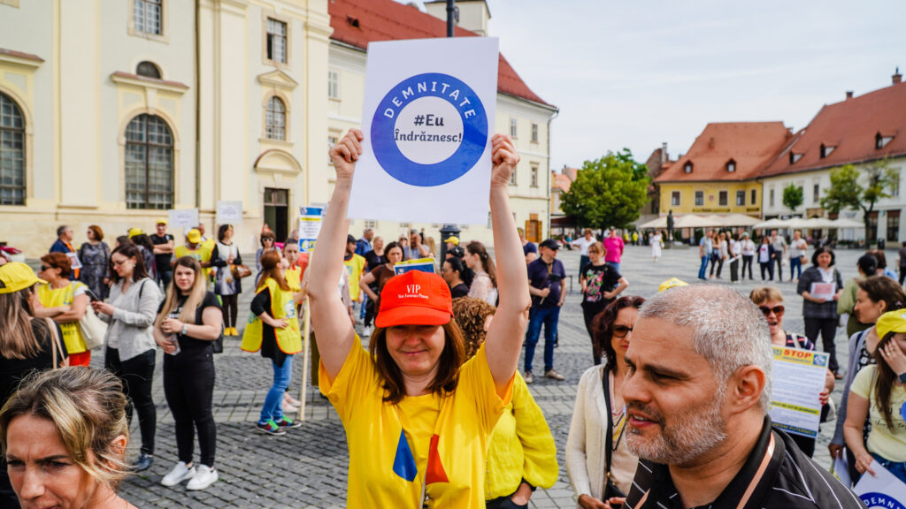 video marș cu mii de cadre didactice la sibiu - candele aprinse pentru educație și strigăte în cor - „am fost păcăliți și mințiți de fiecare dată”