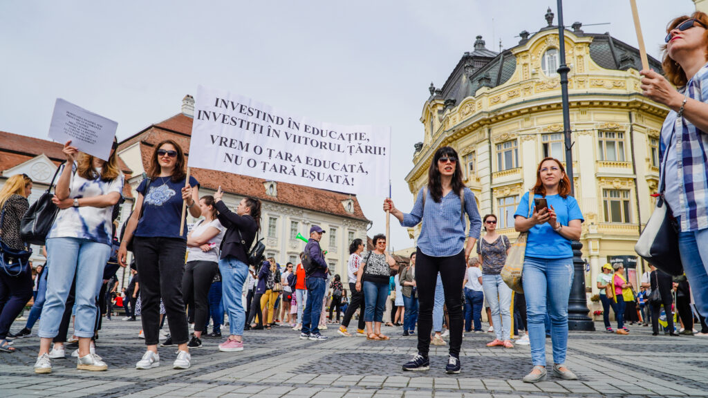 video marș cu mii de cadre didactice la sibiu - candele aprinse pentru educație și strigăte în cor - „am fost păcăliți și mințiți de fiecare dată”