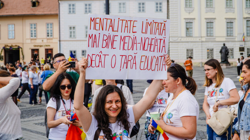 video marș cu mii de cadre didactice la sibiu - candele aprinse pentru educație și strigăte în cor - „am fost păcăliți și mințiți de fiecare dată”