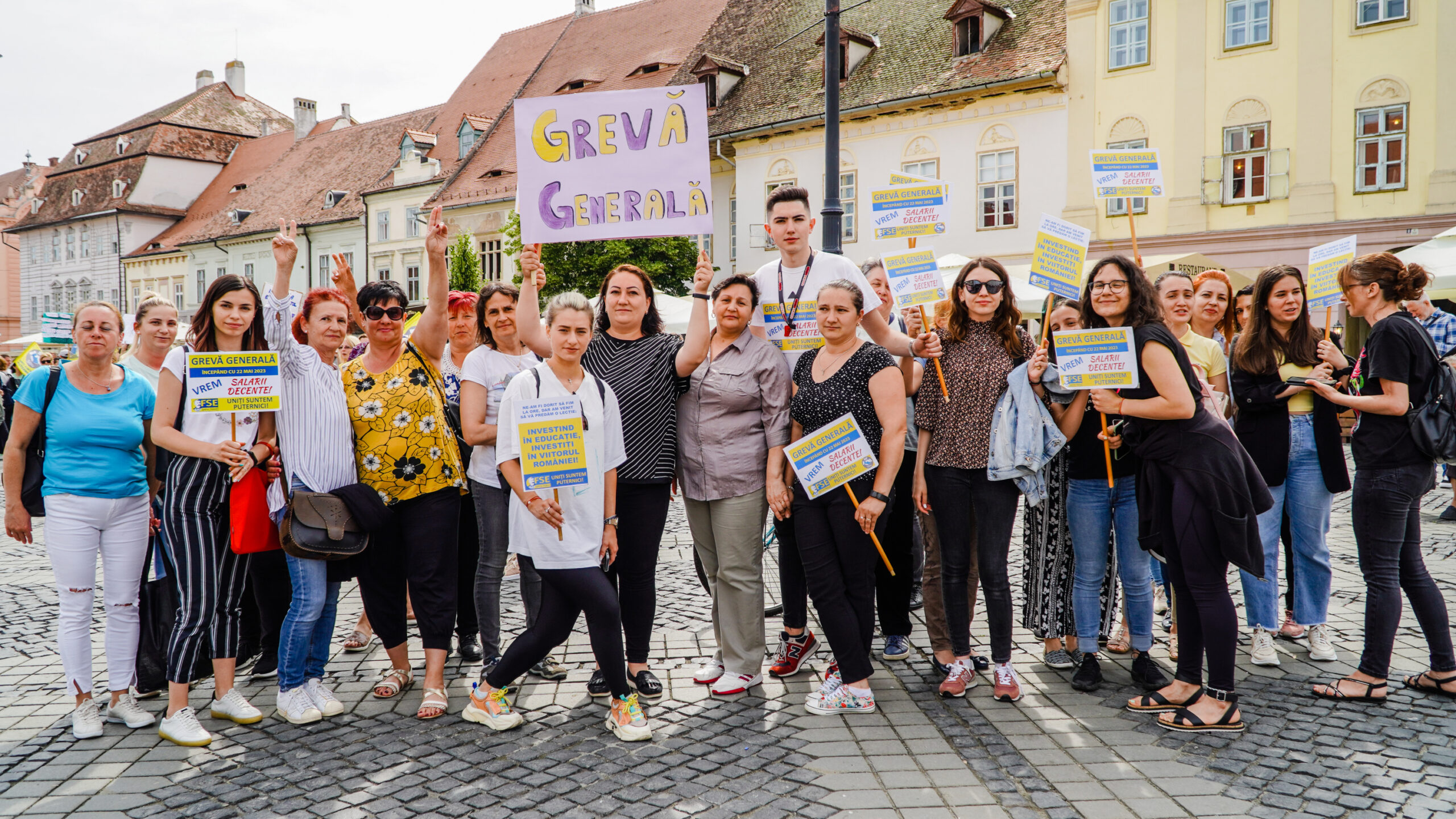 video marș cu mii de cadre didactice la sibiu - candele aprinse pentru educație și strigăte în cor - „am fost păcăliți și mințiți de fiecare dată”