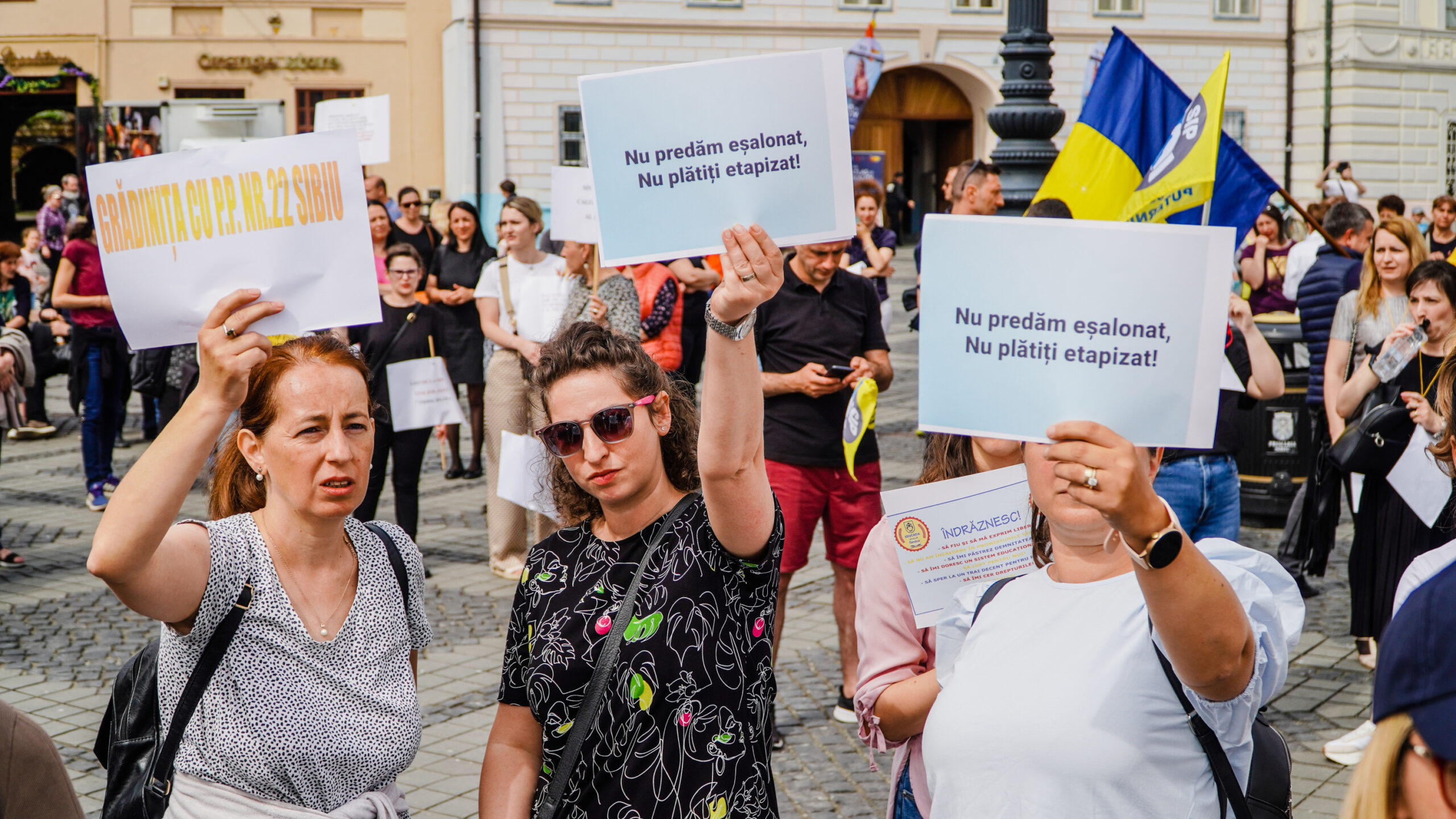 video marș cu mii de cadre didactice la sibiu - candele aprinse pentru educație și strigăte în cor - „am fost păcăliți și mințiți de fiecare dată”