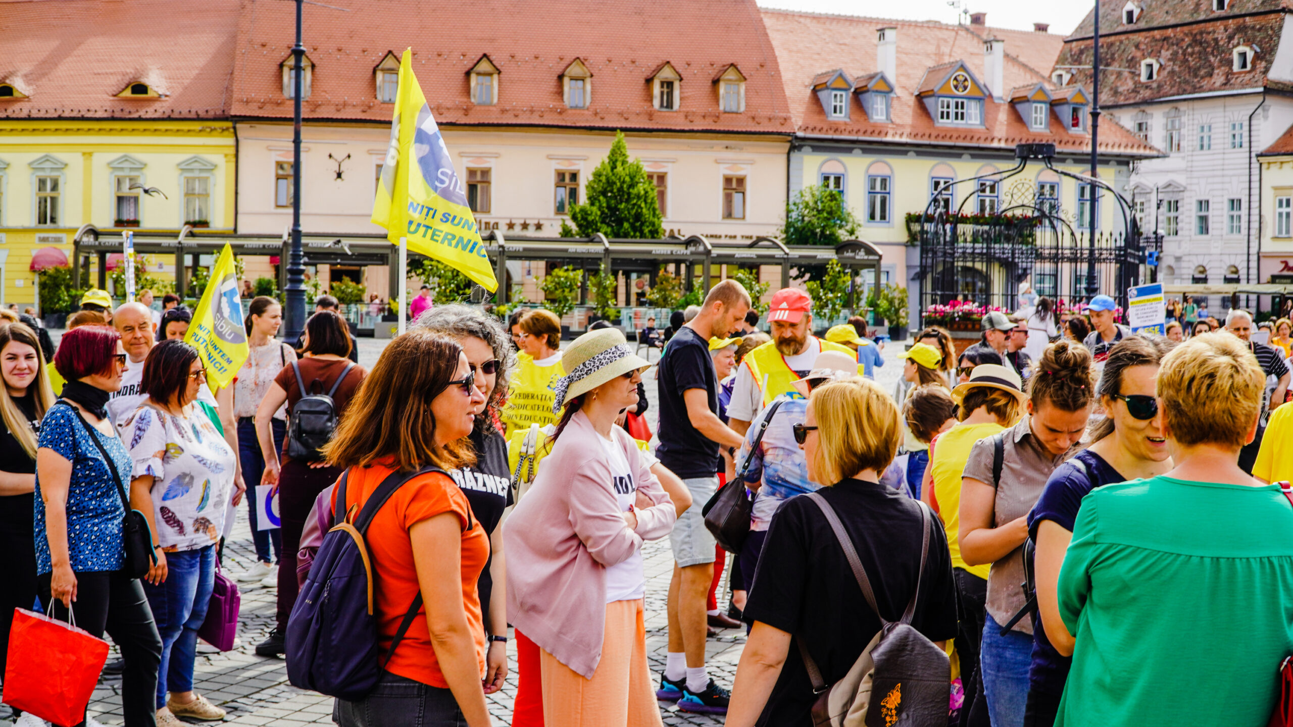 video marș cu mii de cadre didactice la sibiu - candele aprinse pentru educație și strigăte în cor - „am fost păcăliți și mințiți de fiecare dată”